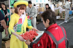 ミスフレッシュがJAこまち産の小玉スイカを市場でPR