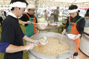 青年部が協力し大鍋で煮込んだタケノコ汁を販売