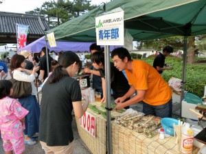 青年部が由利本荘市の「菖蒲カーニバル」に出店。地場産農産物をＰＲ。