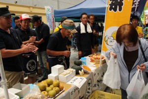 秋田県のＪＡ青年部が秋田駅前で直売を行い、県産農産物をＰＲ