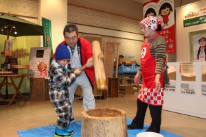 直売所で新春を祝い餅つき大会を開催