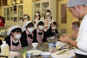 料理研究家きじまりゅうた氏による高校生向けの料理教室を開催