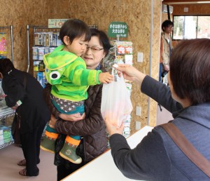 スーパーで買い物をする地域住民