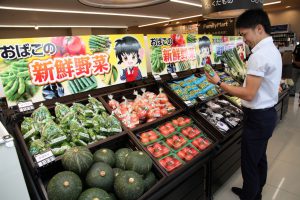 ファミリーマートおばこ大曲店内には新鮮野菜が並ぶ