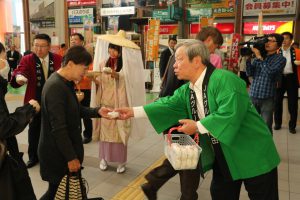 木村会長㊨や佐竹知事㊧、ミスあきたこまち㊥などがおにぎりを手渡しした