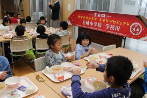 真田米を使ったおにぎり給食を食べる児童ら