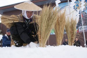 その年の豊凶を占う小正月の伝統行事「雪中田植」