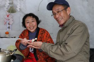 地元の祭りで、観光客をかまくらのなかでもてなすＪＡ秋田ふるさとの女性部員