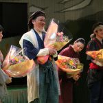 石川理紀之助の人生を題材とした劇団わらび座の「走れ！リキノスケ」が千秋楽を迎え、来場者に挨拶する出演者