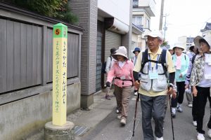 「奥の細道」を歩く参加者