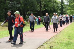 北欧の杜公園を歩く参加者