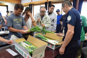 規格を確認する生産者