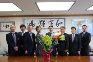 髙橋市長(右から４番目)に管内の花をＰＲした花卉総合部会役員ら