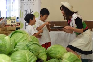 ミスフレッシュから試食を受け取る子供達